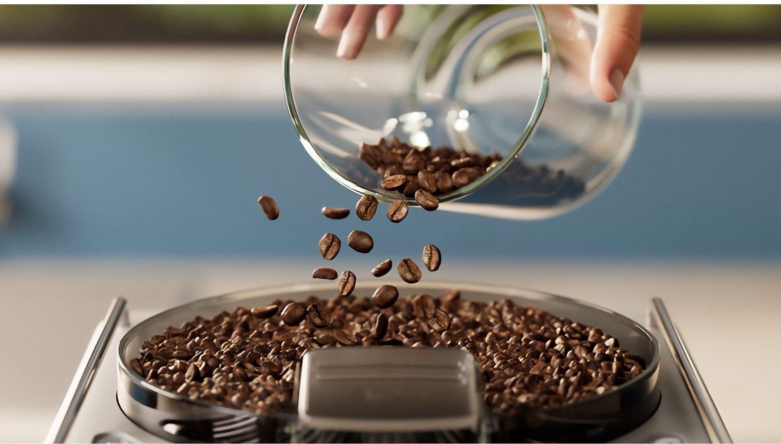 Ekspres automatyczny Philips Café Aromis 8000 LatteGo Pro EP8757/20 – gorąca i zimna pianka - obrazek 2